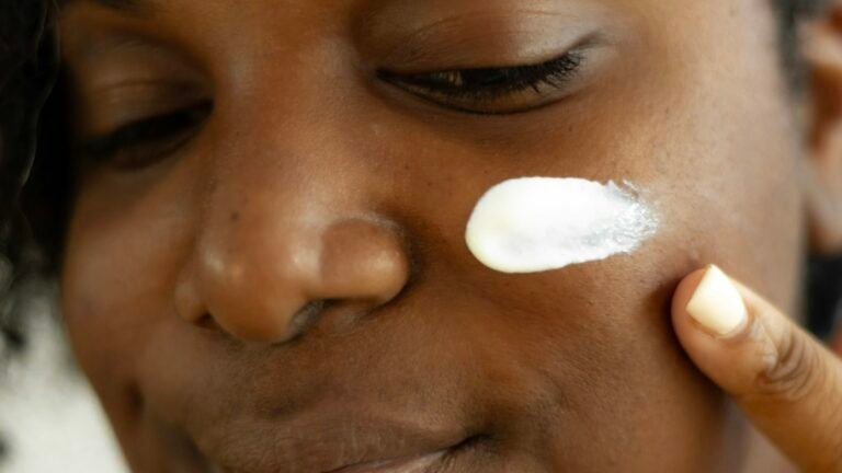 Jeune femme appliquant sa crème hydratante