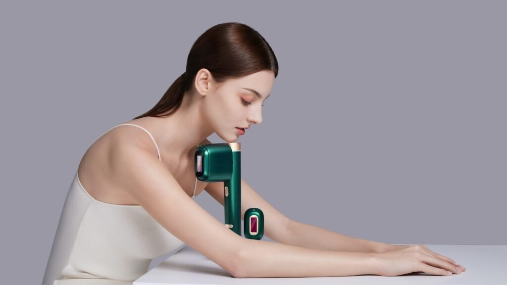 Femme utilisant un appareil de beauté à domicile