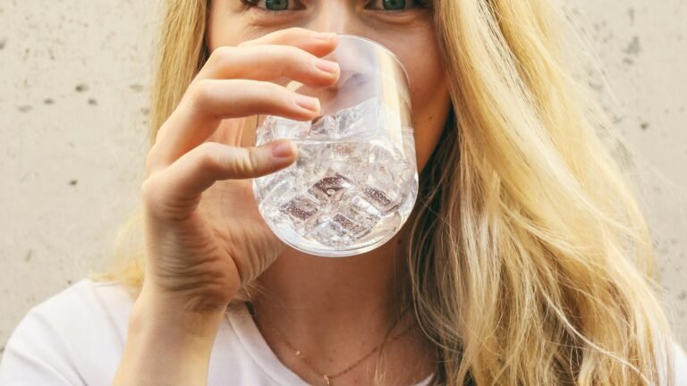 Femme buvant un verre d'eau