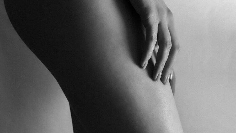 Jambes de femme en noir et blanc