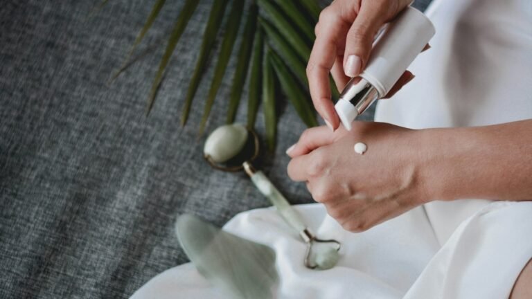 Rouleau de jade et pierre de gua sha pour le massage du visage