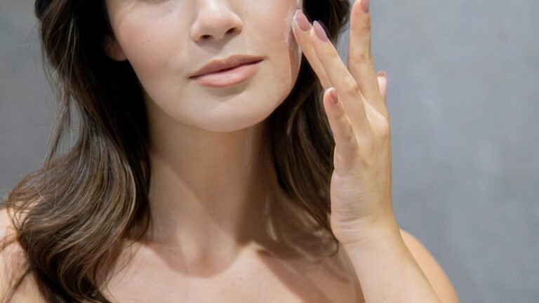 Femme tenant un pot de crème pendant sa routine beauté