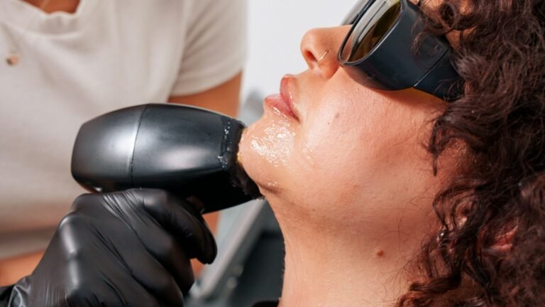 Séance de laser esthétique sur le visage
