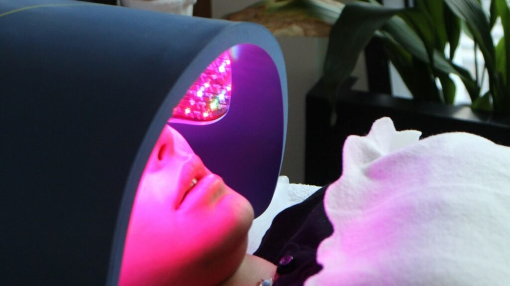 Femme allongée sous une lampe de luminothérapie pour le visage