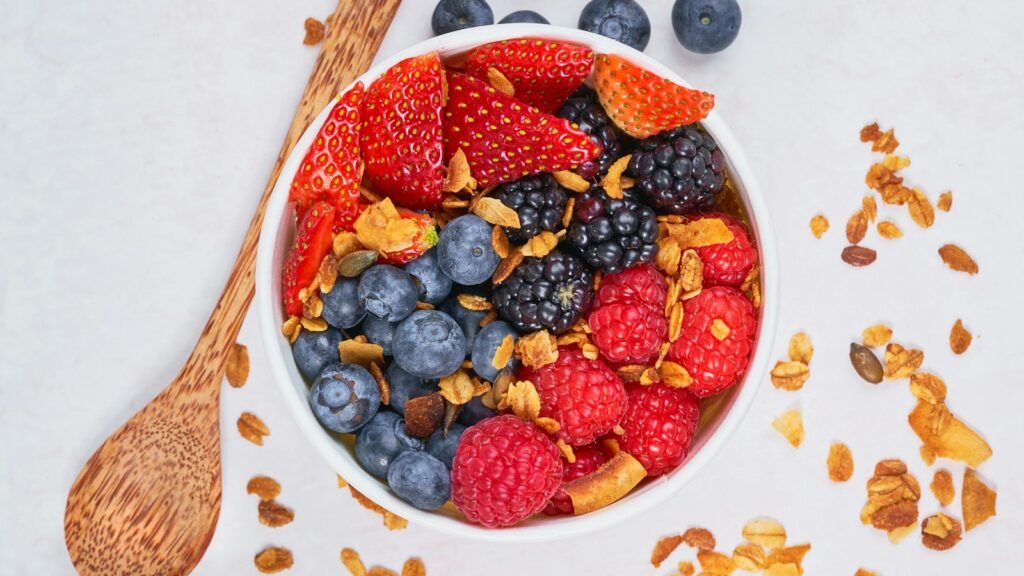 Bol de fraises et de myrtilles