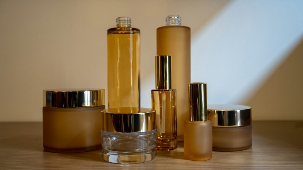 Flacons de soins du visage alignés sur une table en bois