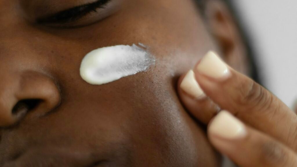 Femme appliquant une crème sur son visage
