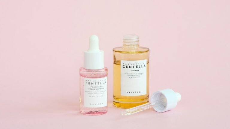 Flacons de sérums pour le visage sur fond rose