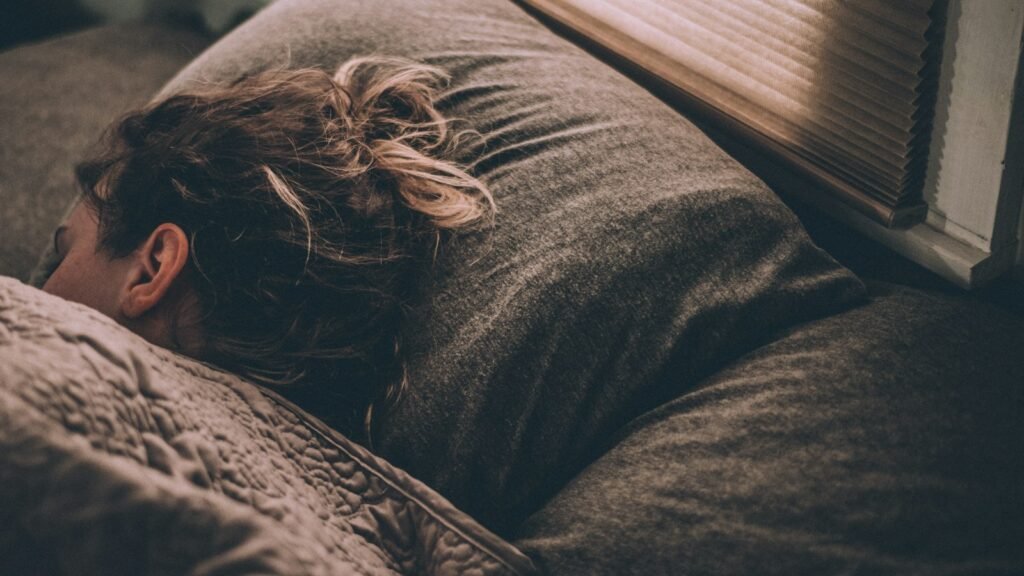 Femme endormie sous sa couette