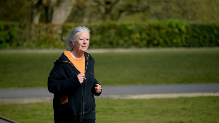 Femme senior faisant son jogging dans un parc