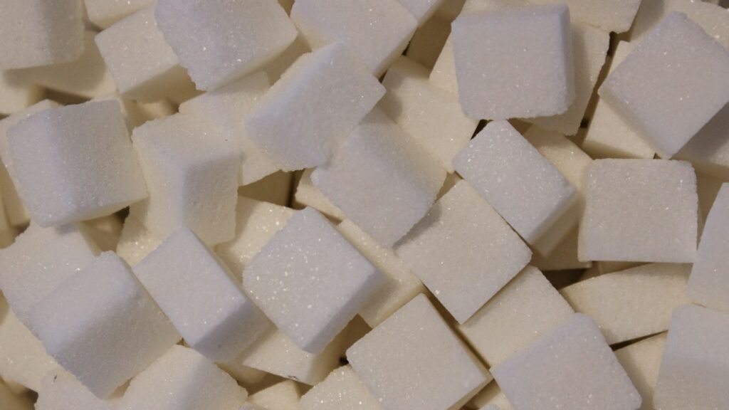 Pile de morceaux de sucre blanc